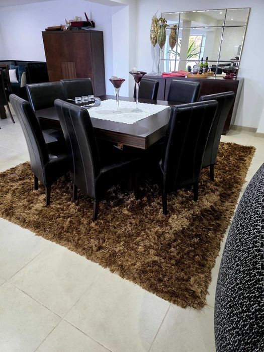 Mesa com 8 cadeiras em pele verdadeira