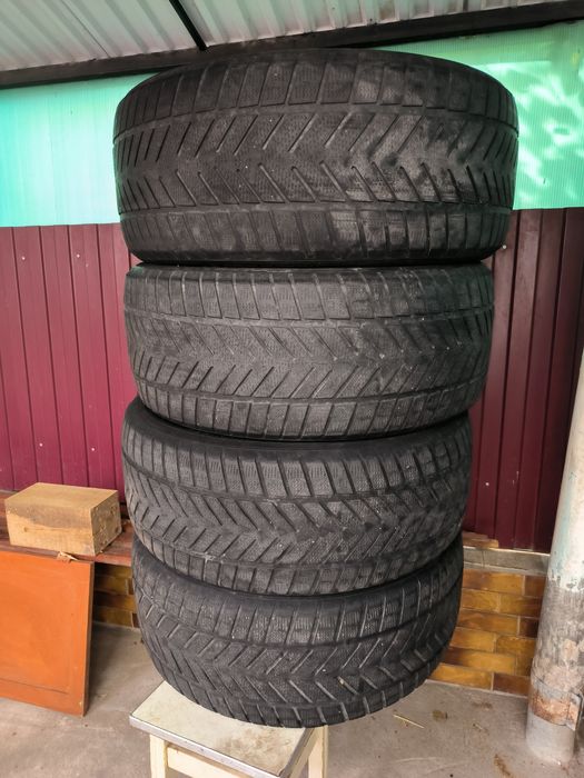 285/40 R22 Зимові шини VREDESTEIN