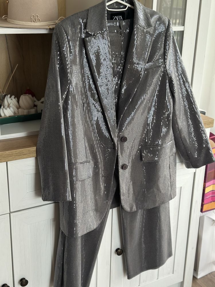 Нарядний та стильний костюм zara