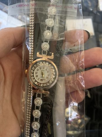 Zegarek z ozdobną bransoletą