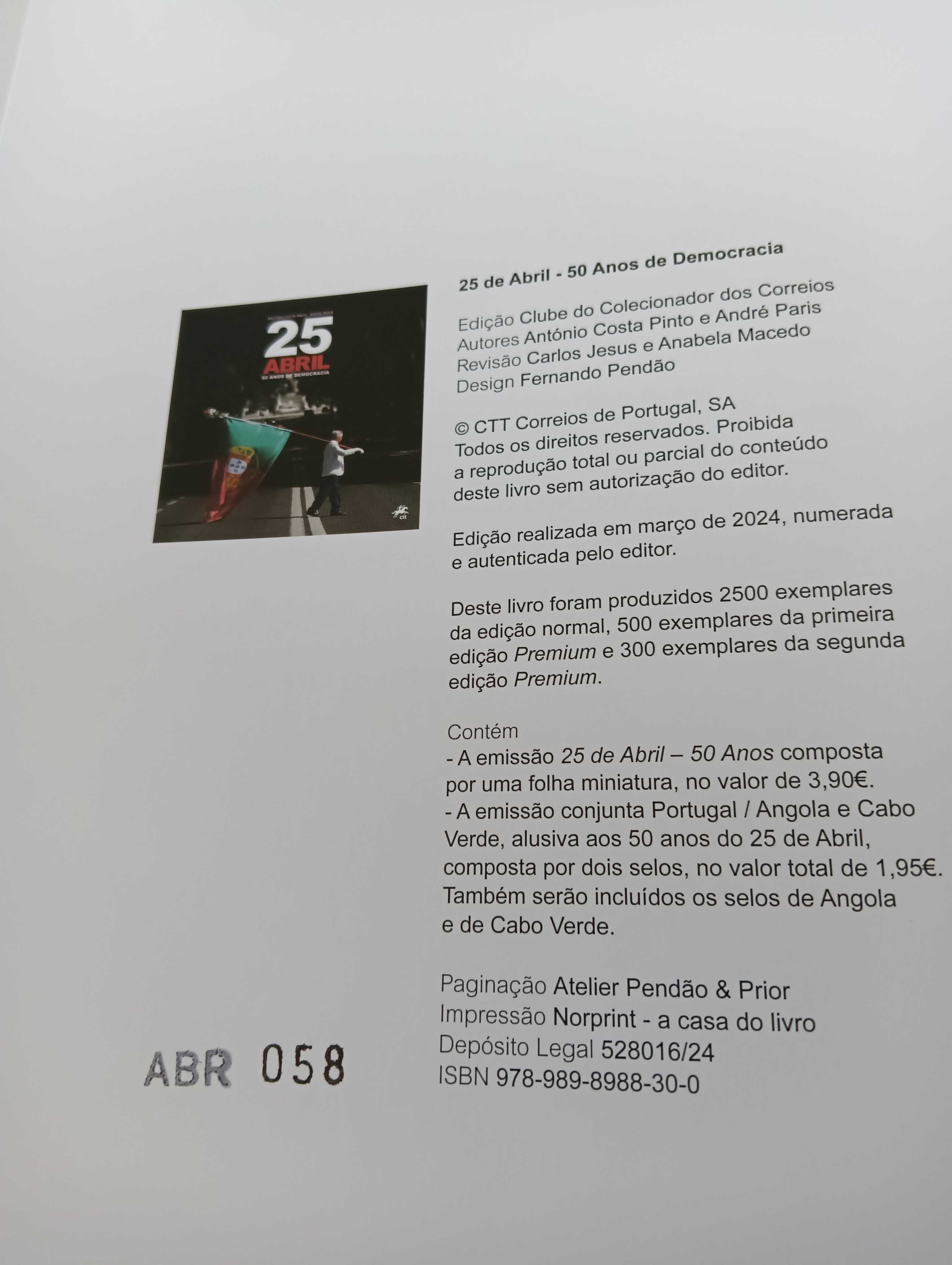 Livro alusivo aos 50 Anos do 25 de Abril com selo de Ouro (PREMIUM)