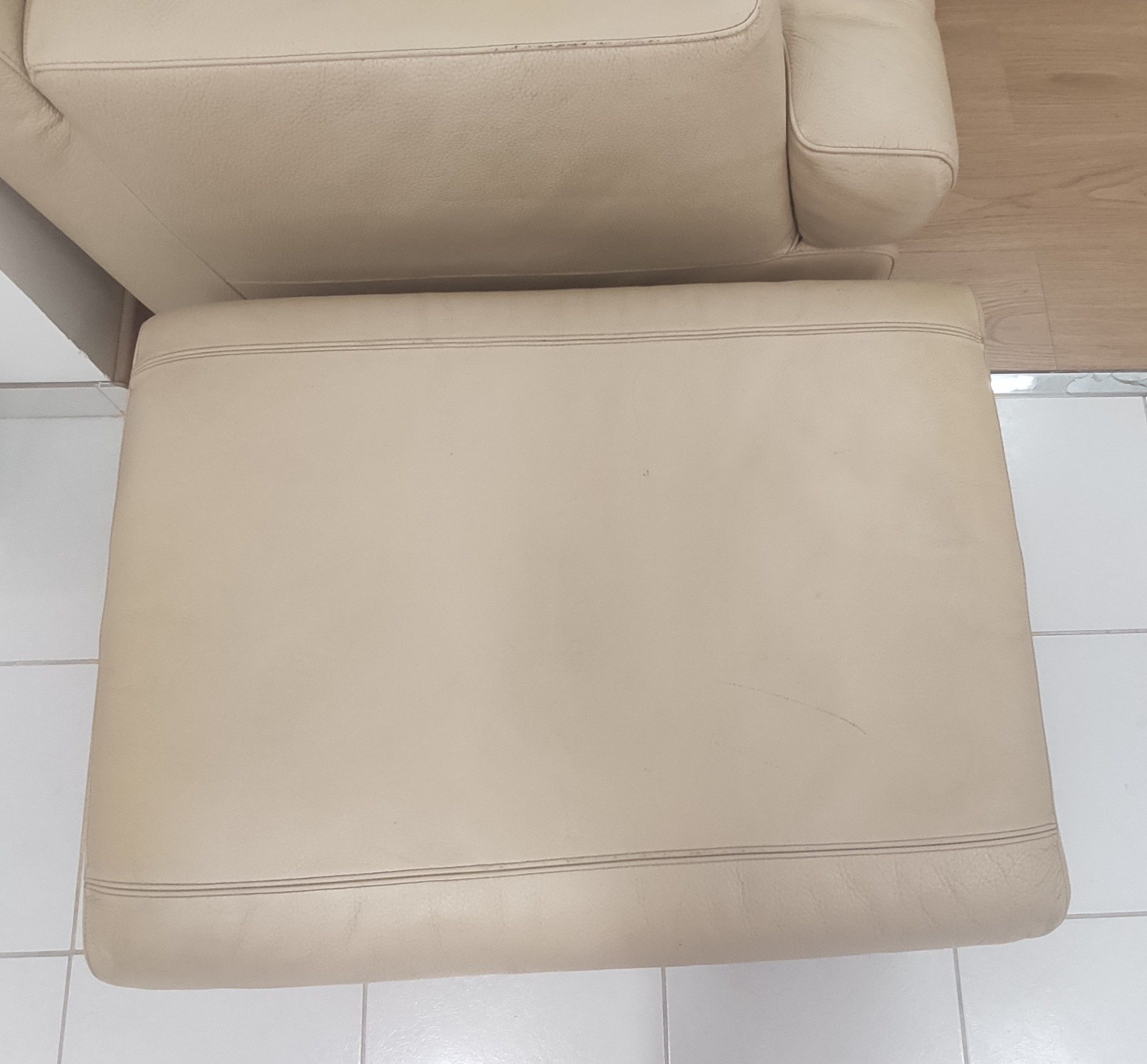 Vendo conjunto sofá em pele de 3 lugares e pousa pés da marca Divani &