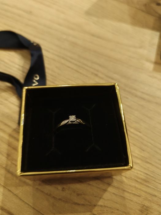 Anel de ouro branco com diamante
