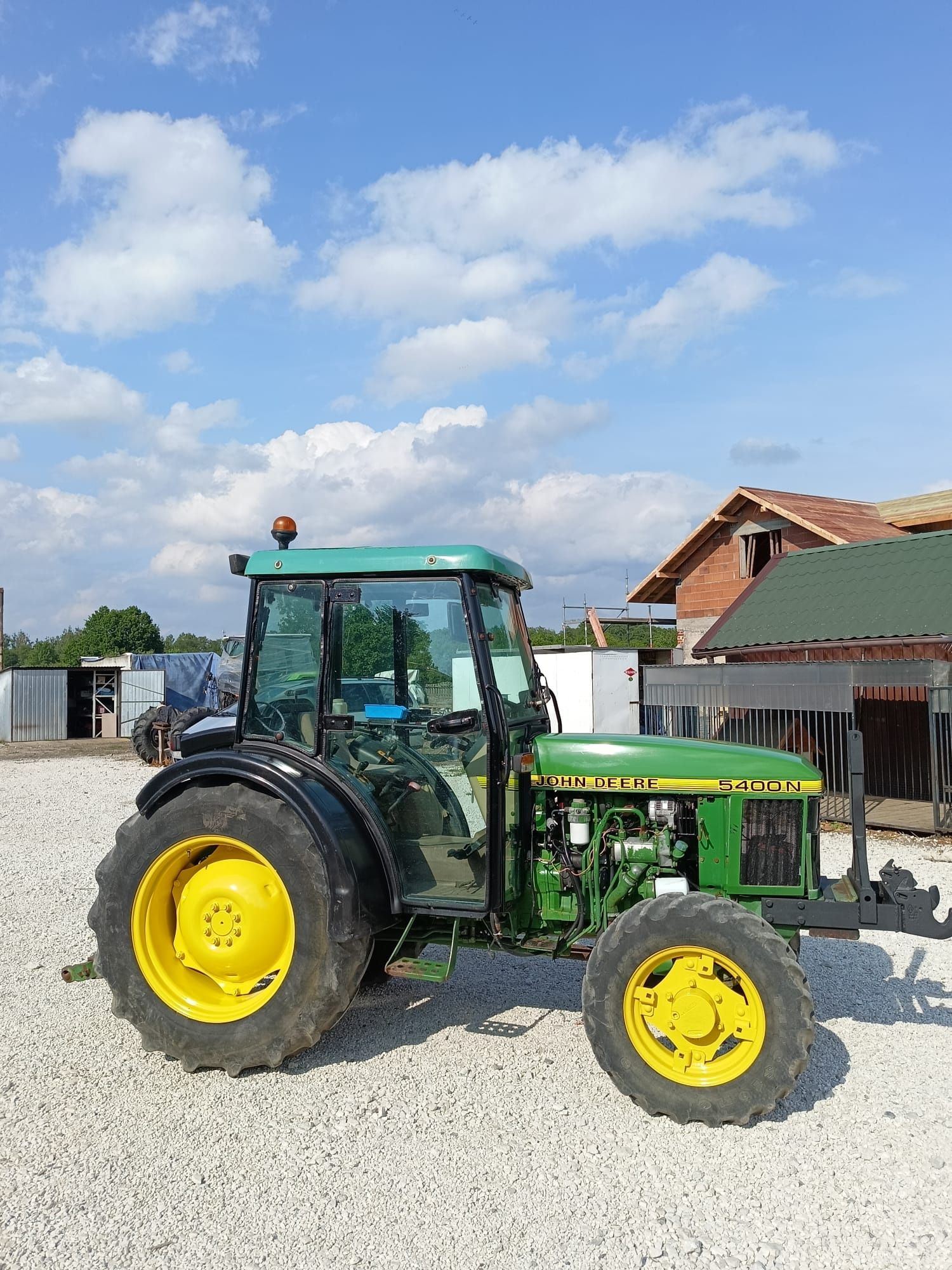 John Deere 5400N sadownik