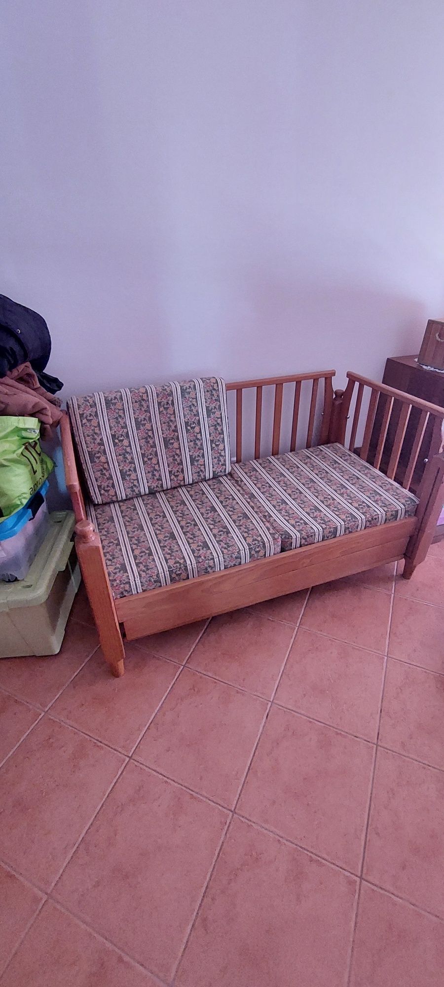 Cama de bebé em pinho maciço