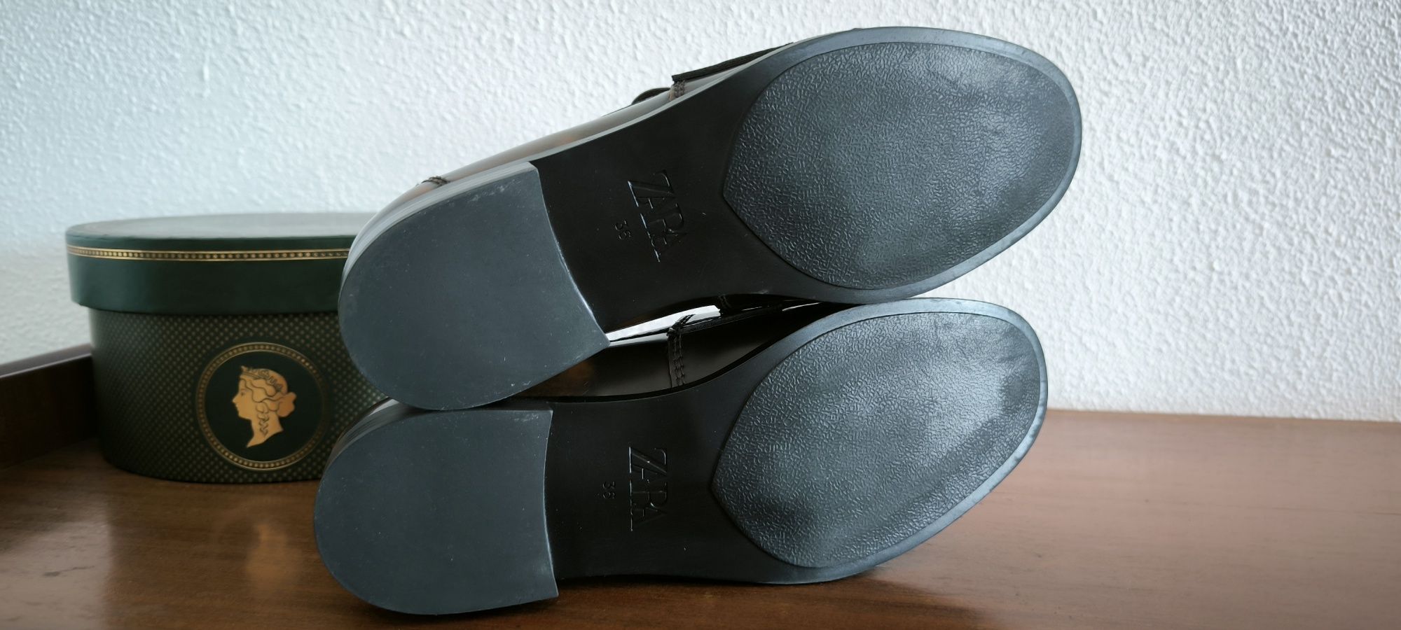 Sapatos Zara. Novos
