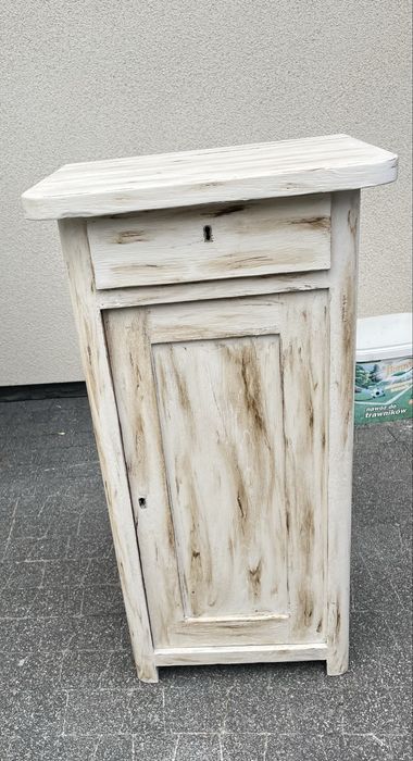 Mała drewniana szafka