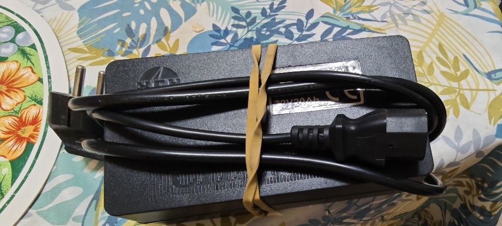 Vendo esses dois carregadores de motas elétricas um de 48 v e um de 72