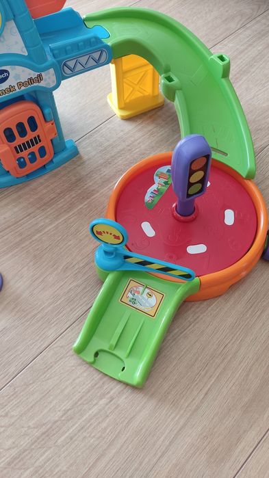Vtech, Tut Tut Autka, Garaż. Posterunek Policji. Autka 4 sztuk.