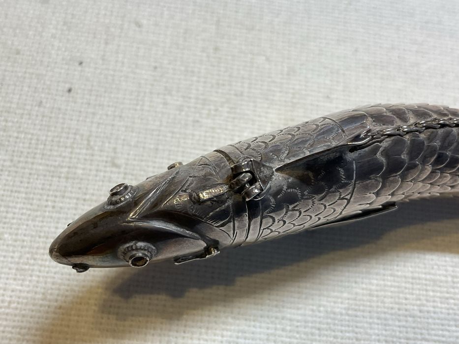 Antiga caixa de rapé em prata em forma de peixe