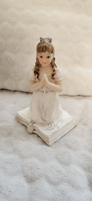 Figurka na tort modlącej się dziewczynki - pierwsza komunia święta.