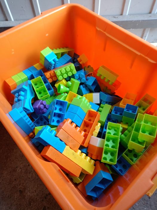 Klocki plastikowe i pojemnik na zabawki