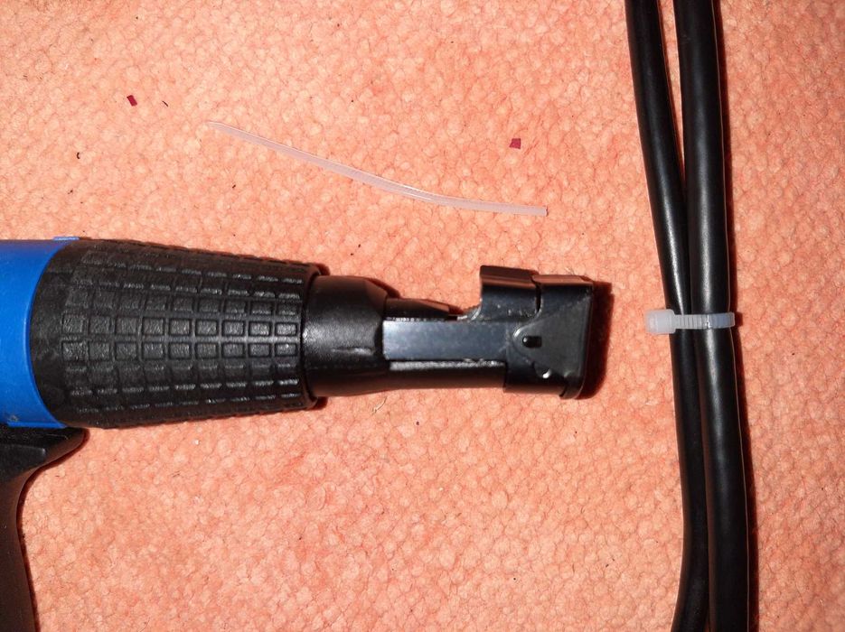 Alicate de aperto e corte para abraçadeiras de serrilha
