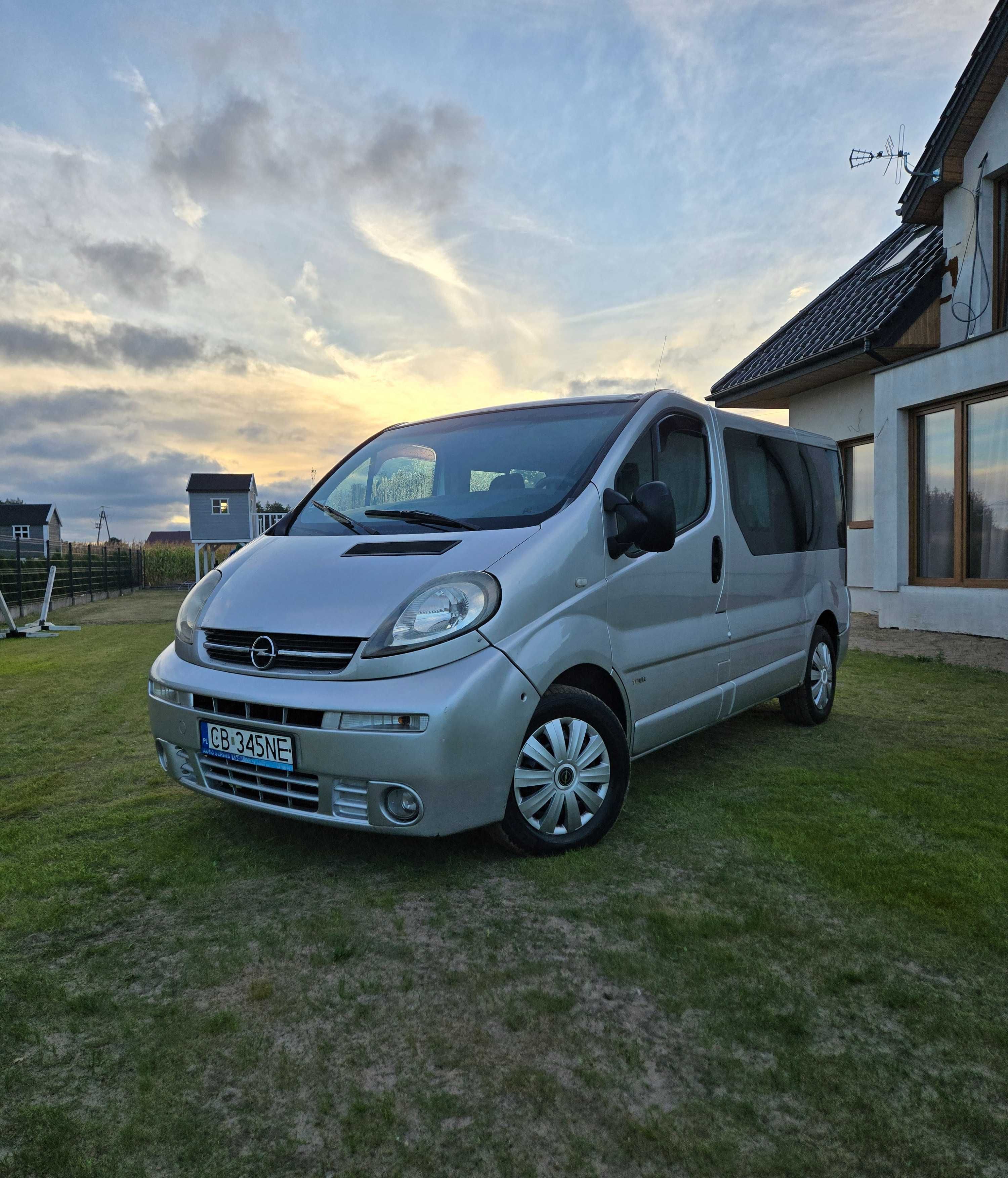 Opel Vivaro Tour 1.9 CDTi 101km - Webasto, Klima  8 osób, hak