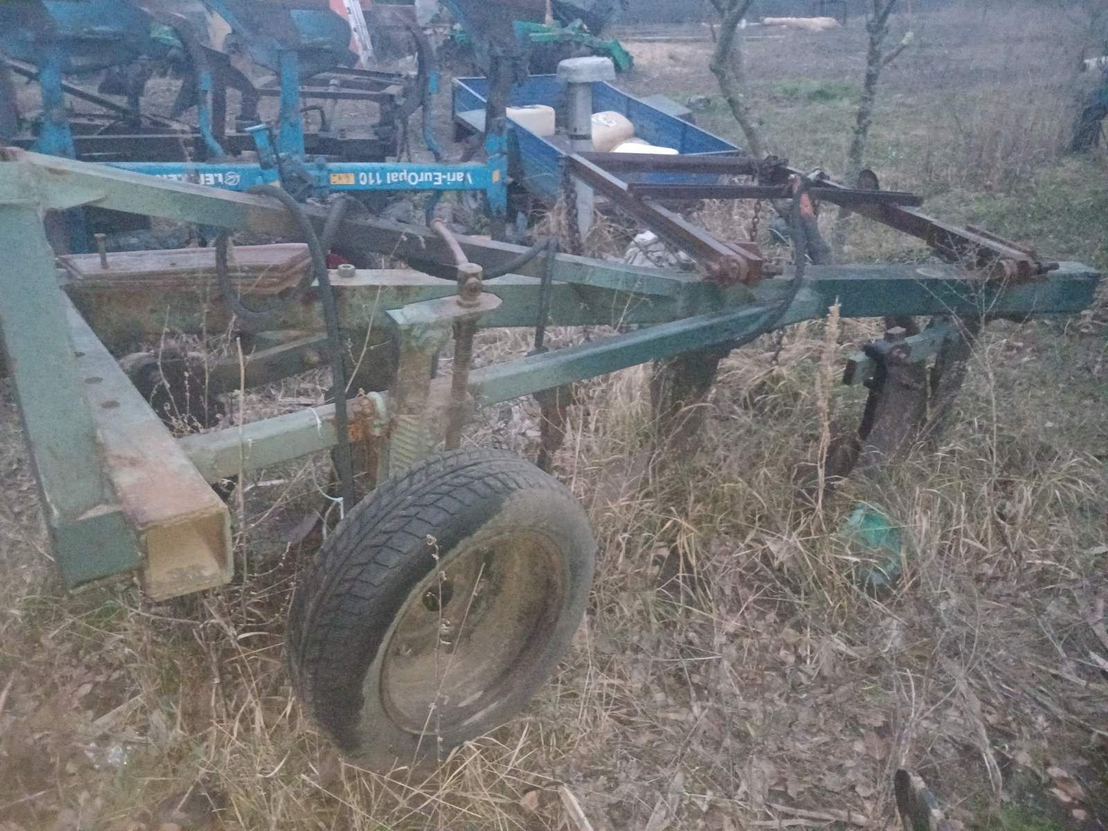 Продам плуг 3 корпусний