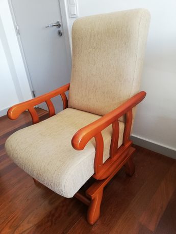 Cadeira de baloiço em madeira maciça.