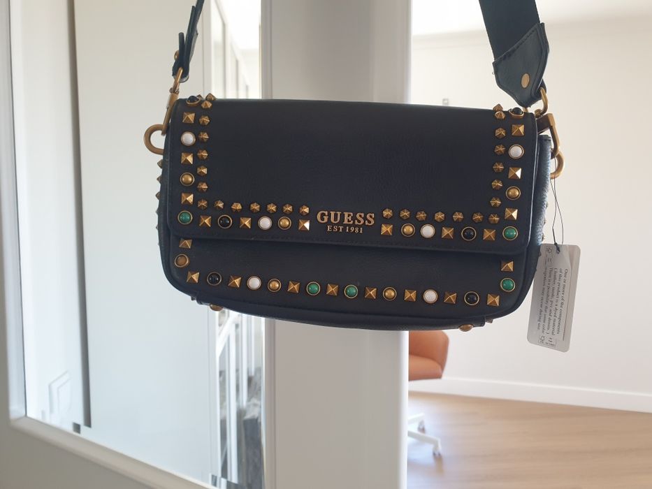 Mala Guess com tachas coloridas