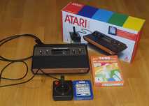 Atari 2600+ wraz z pudełkiem