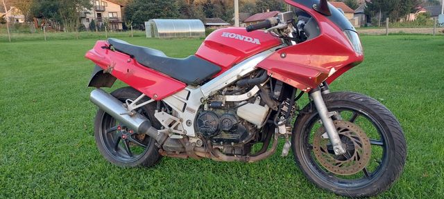 Honda VFR 750 F uszkodzona