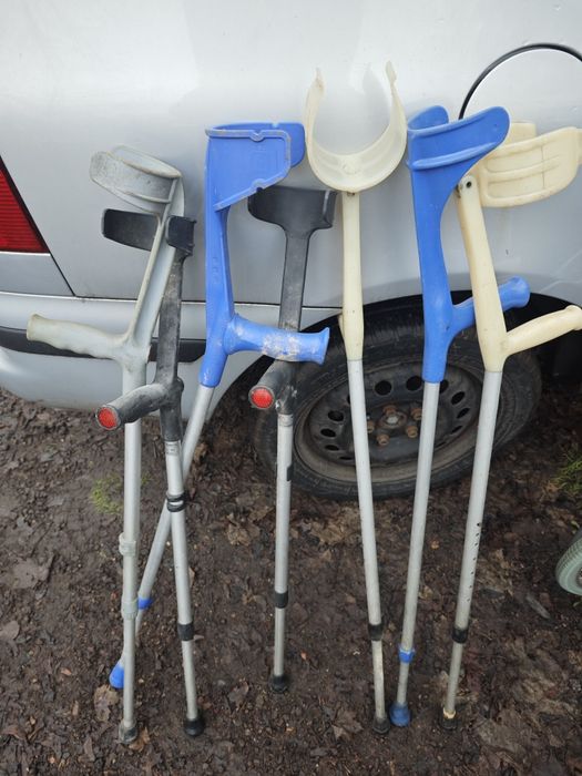 kule ortopedyczne (kule łokciowe).