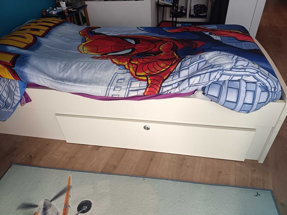 Cama de criança com gaveta de arrumação