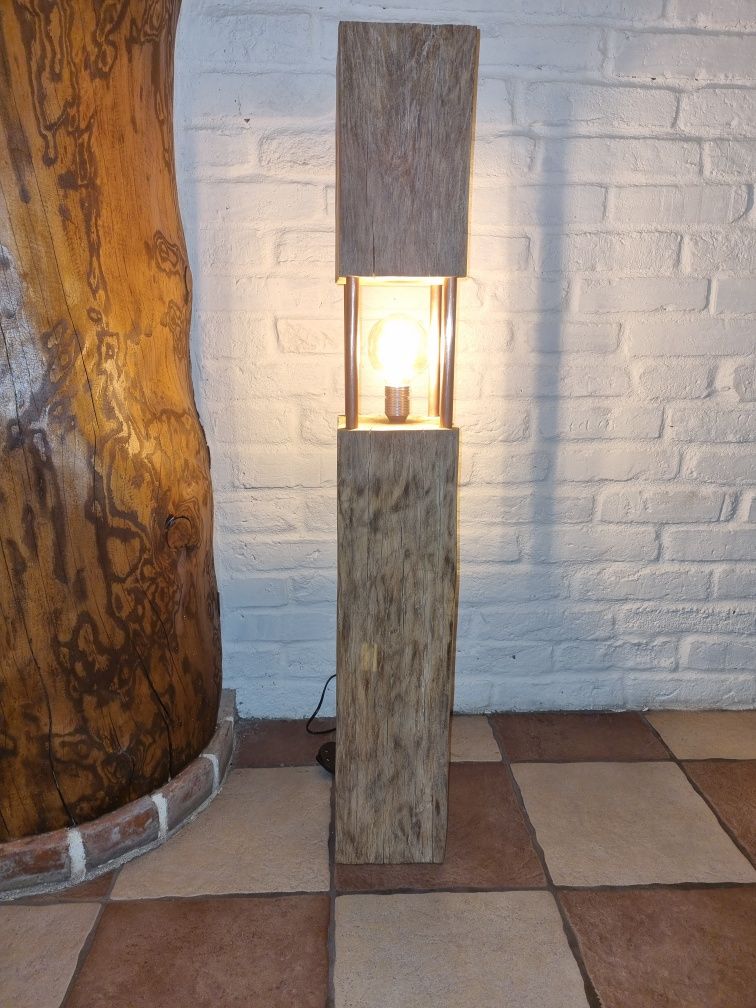 Lampa stojąca ze starej belki