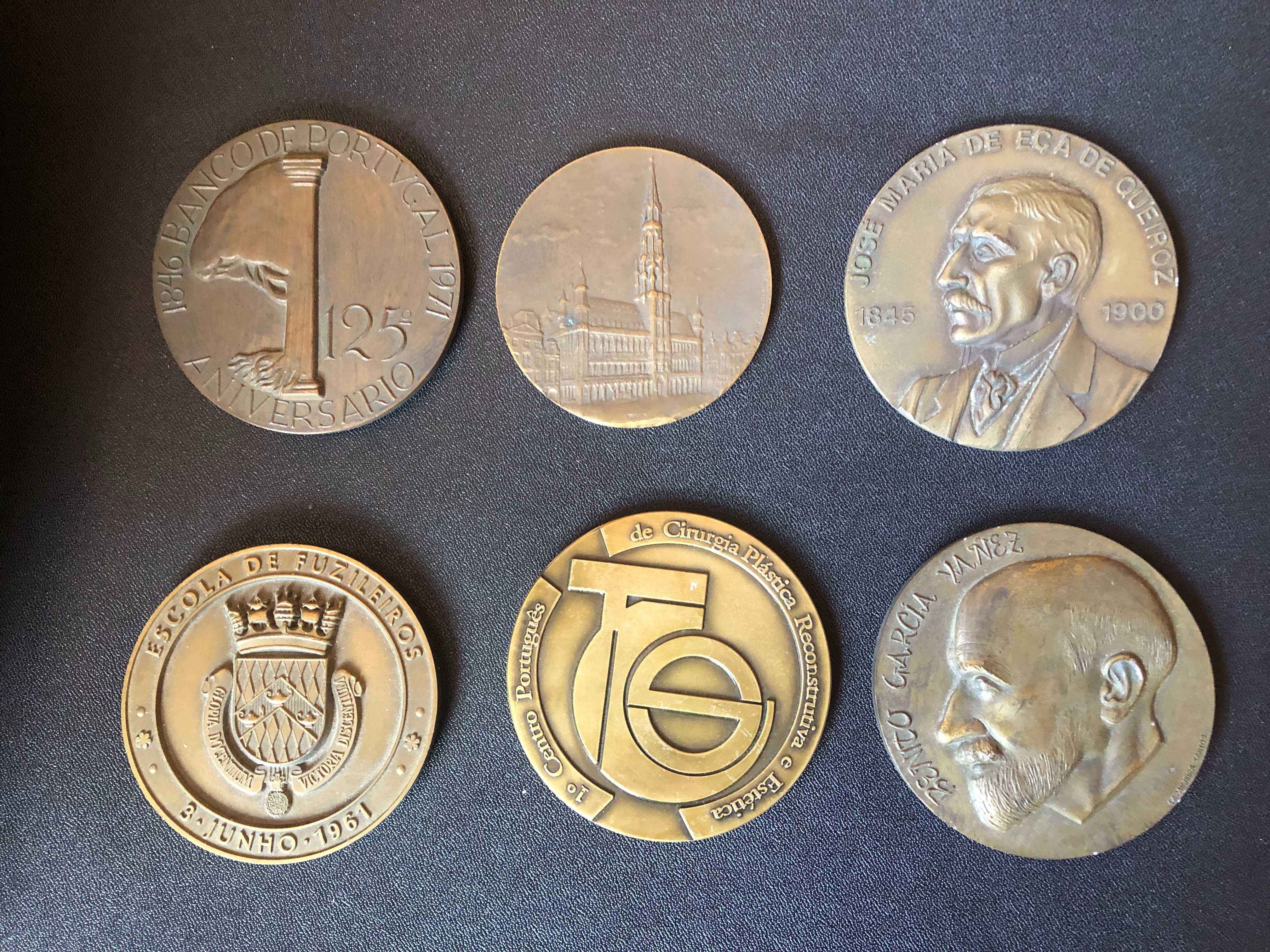 Medalhas comemorativas em bronze.