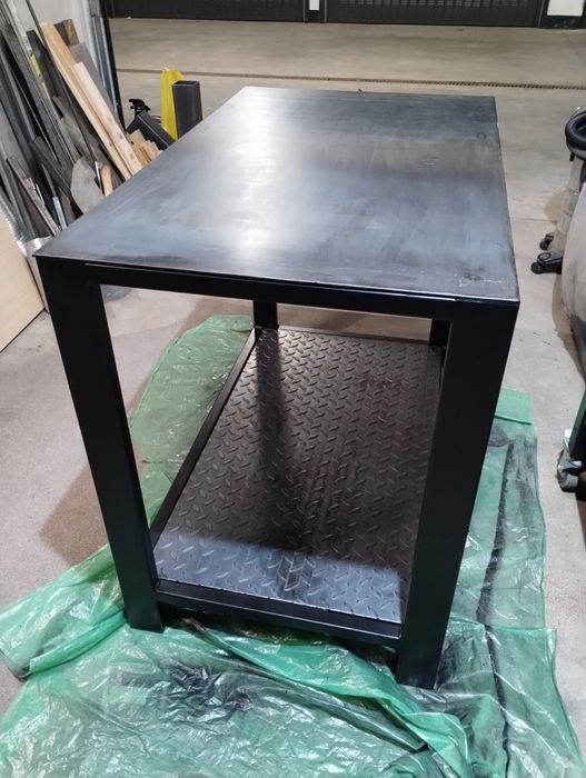 Ciężki stolik warsztatowy.