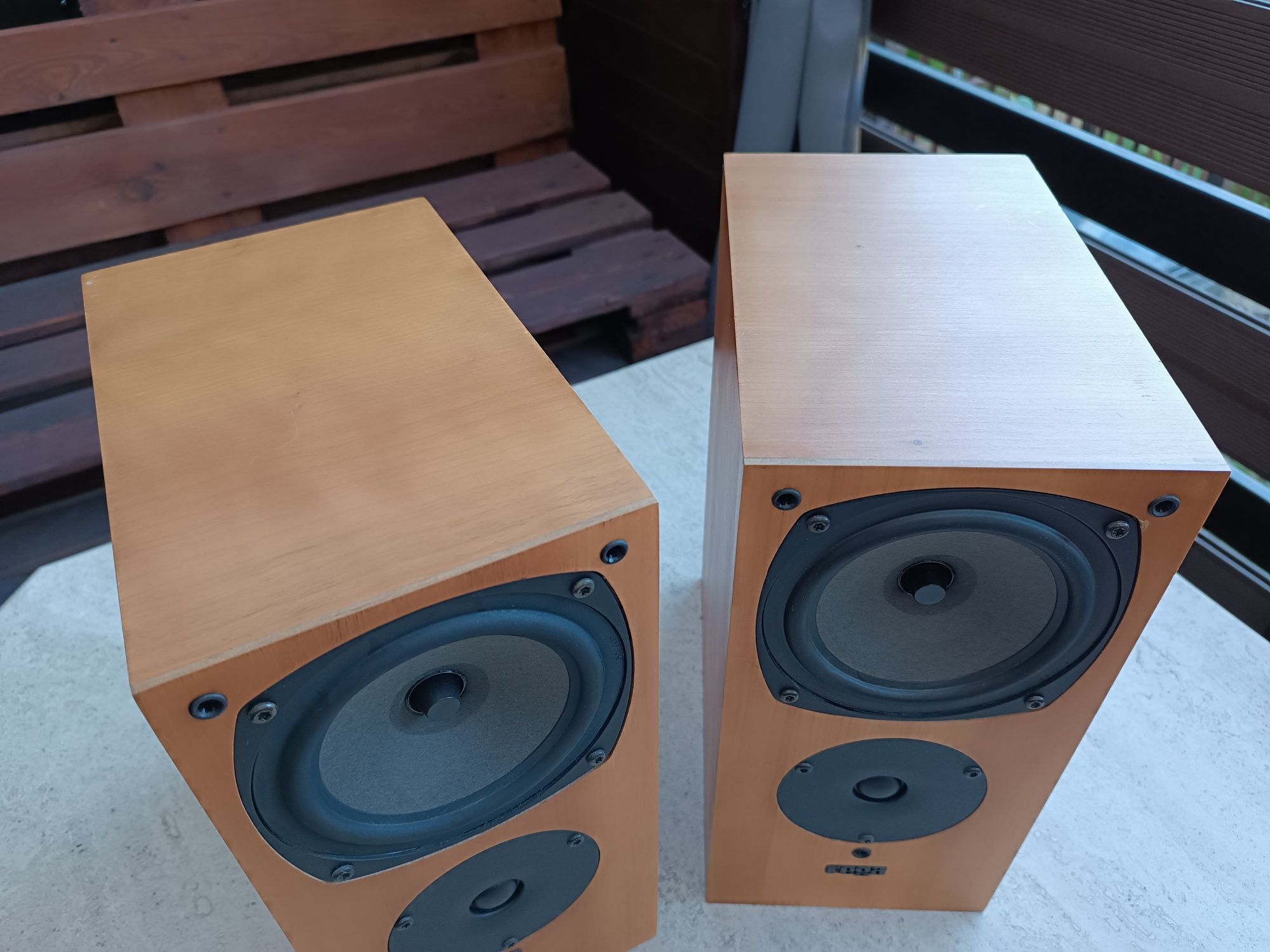 Kolumny podstawkowe Rega R1 loudspeaker