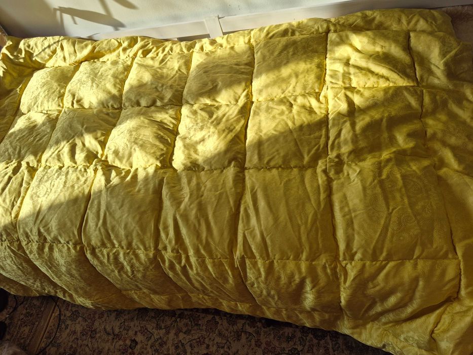 ekskluzywna kołdra puchowa z adamaszku róż ze złotożółtym 150x200cm