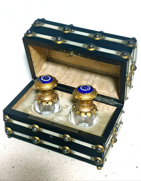 Maravilhoso antigo estojo com frascos de perfumes franceses