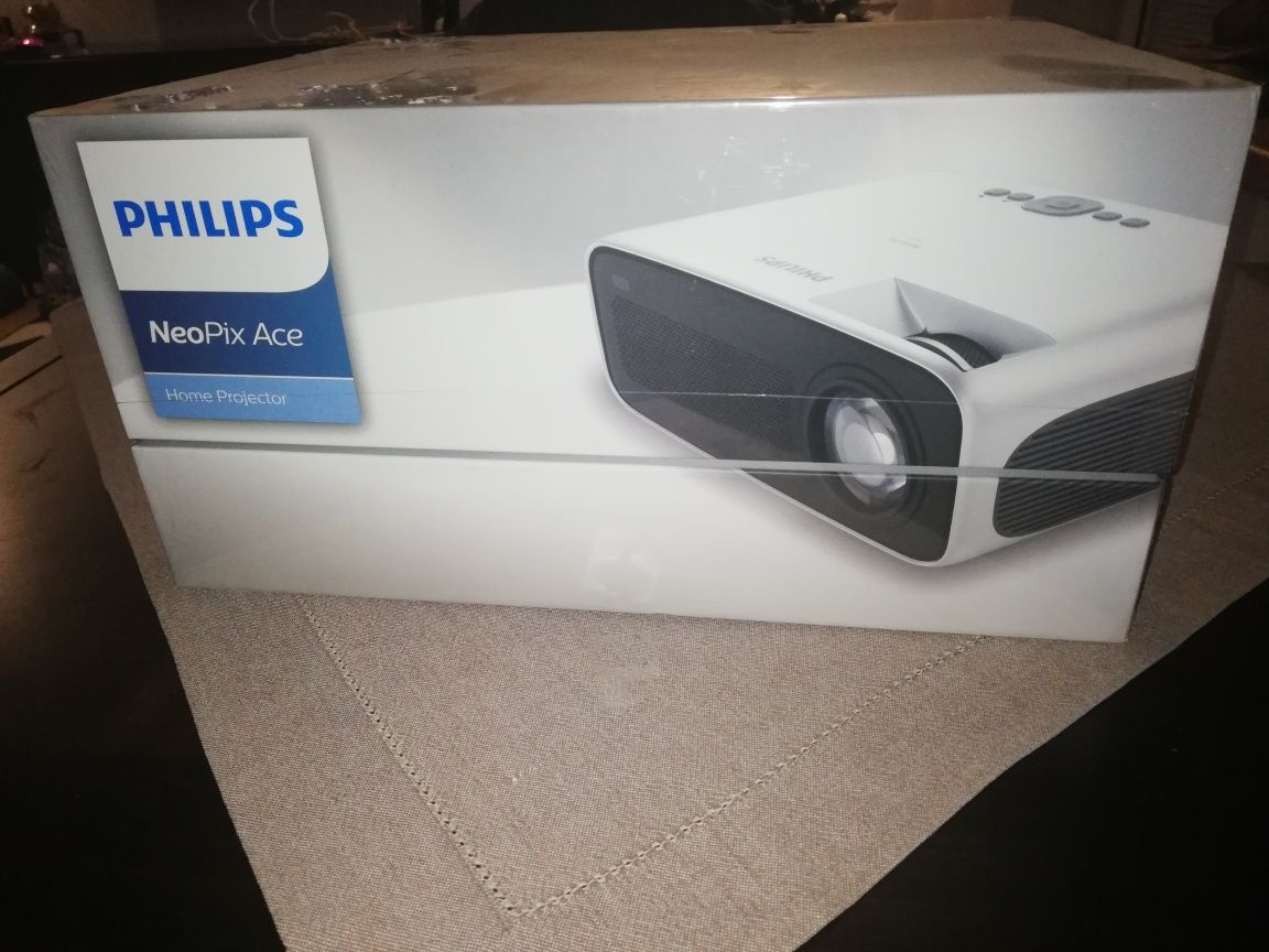 Nowy projektor +ekran Philips NPX647/INT, full HD, 120 cali, Wi-Fi