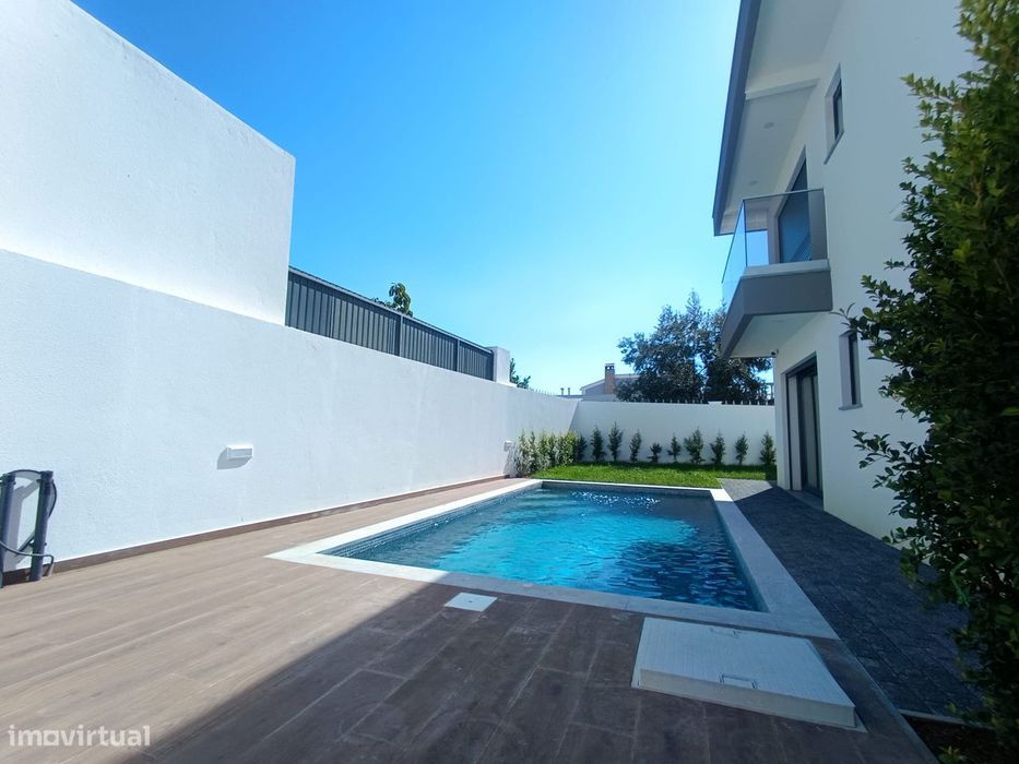 Vende Moradia Nova V4 +cave e piscina  Penedo/Cascais