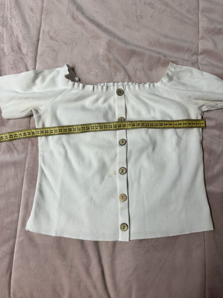 Camisola branca com botões de feitio