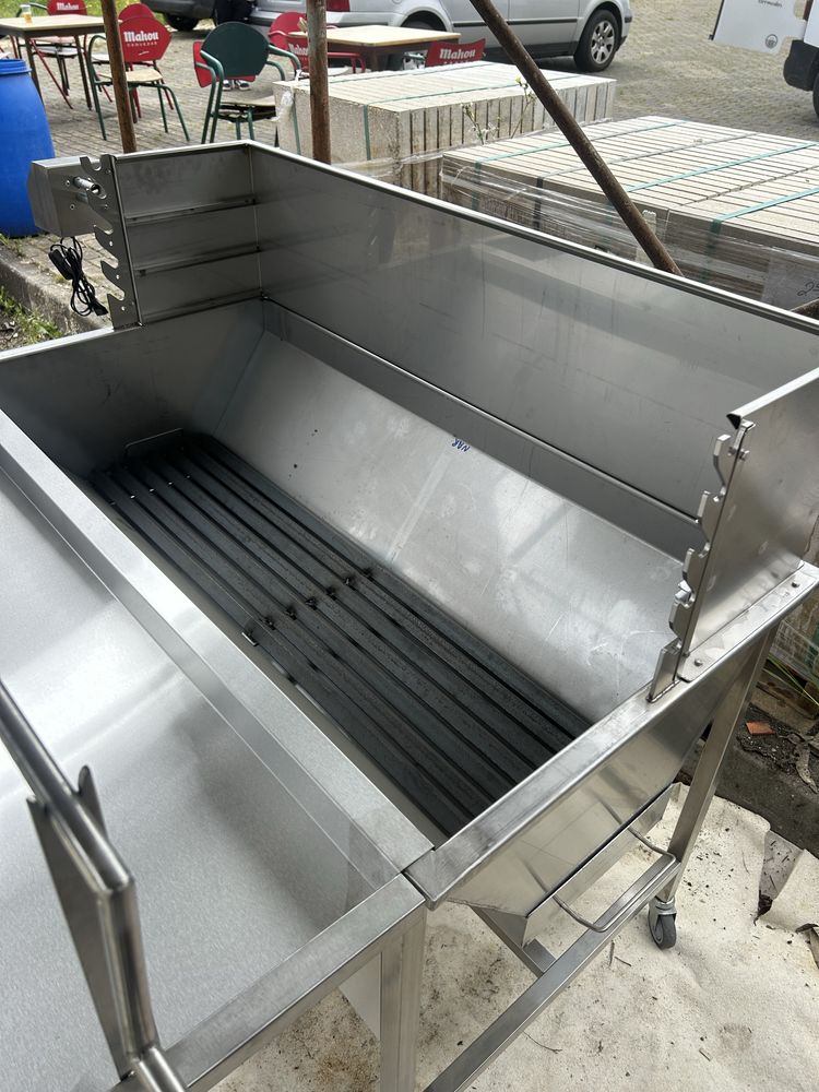 Churrasqueira de pernil como nova para 2 pernis