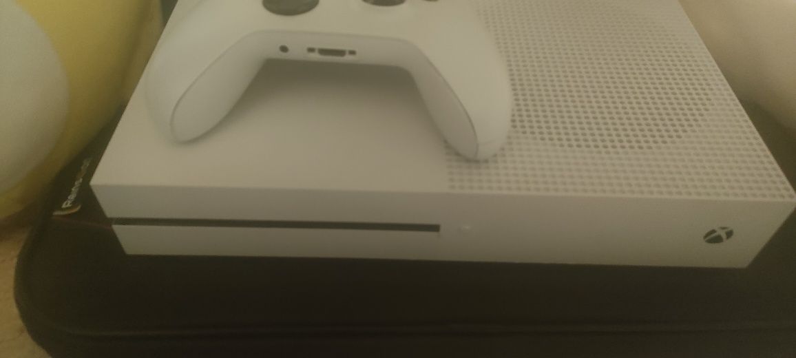 Sprzedam Xbox one S 1Tb +pad