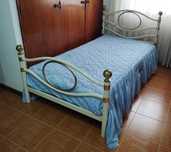 Cama para criança, com cómoda.