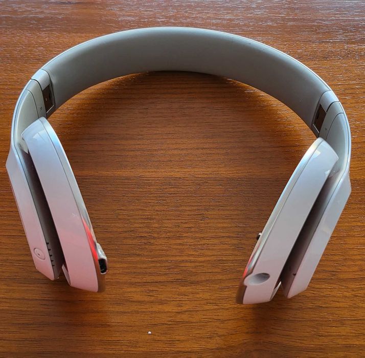 Auscultadores Beats Studio Wireless.