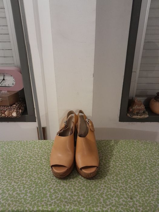 Vendo Sandálias de Senhora ZARA muito bonitas como novas