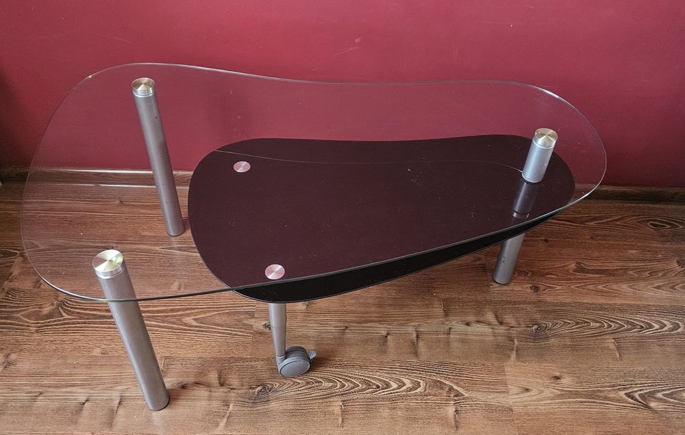 Szklana ława z drugim stolikiem na dole