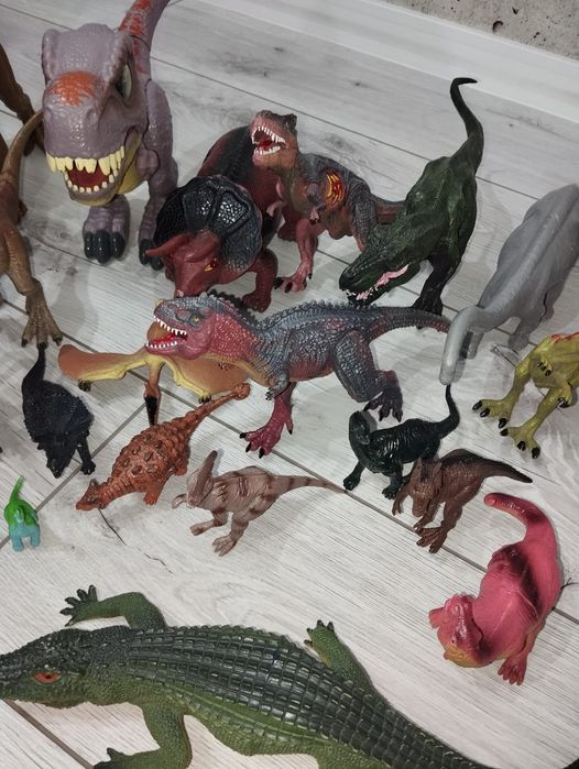 Zestaw figurek dinozaurów, stan bardzo dobry!