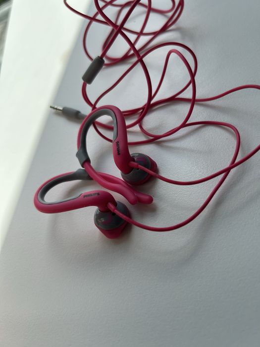 Różowe słuchawki sportowe zauszne Philips HSQ1250T