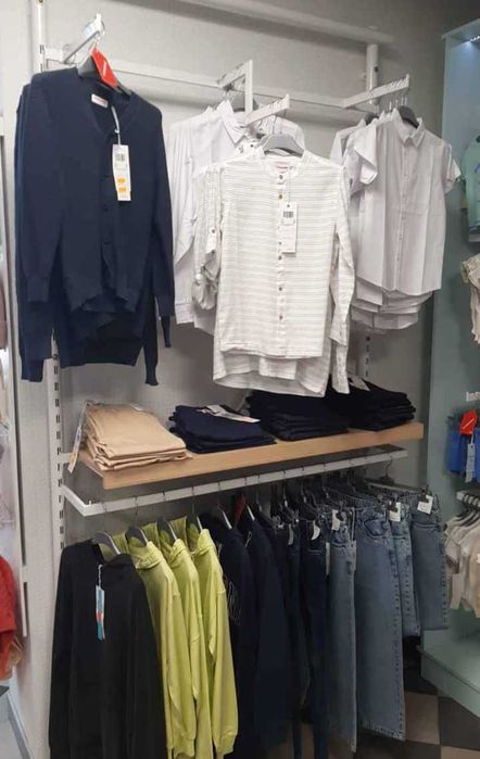 Wyposażenie sklepu odzieżowego, 51015 meble, regały, haki