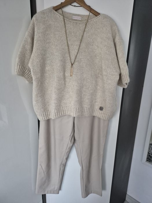 Sweter z ozdobnym wycięciem na plecach