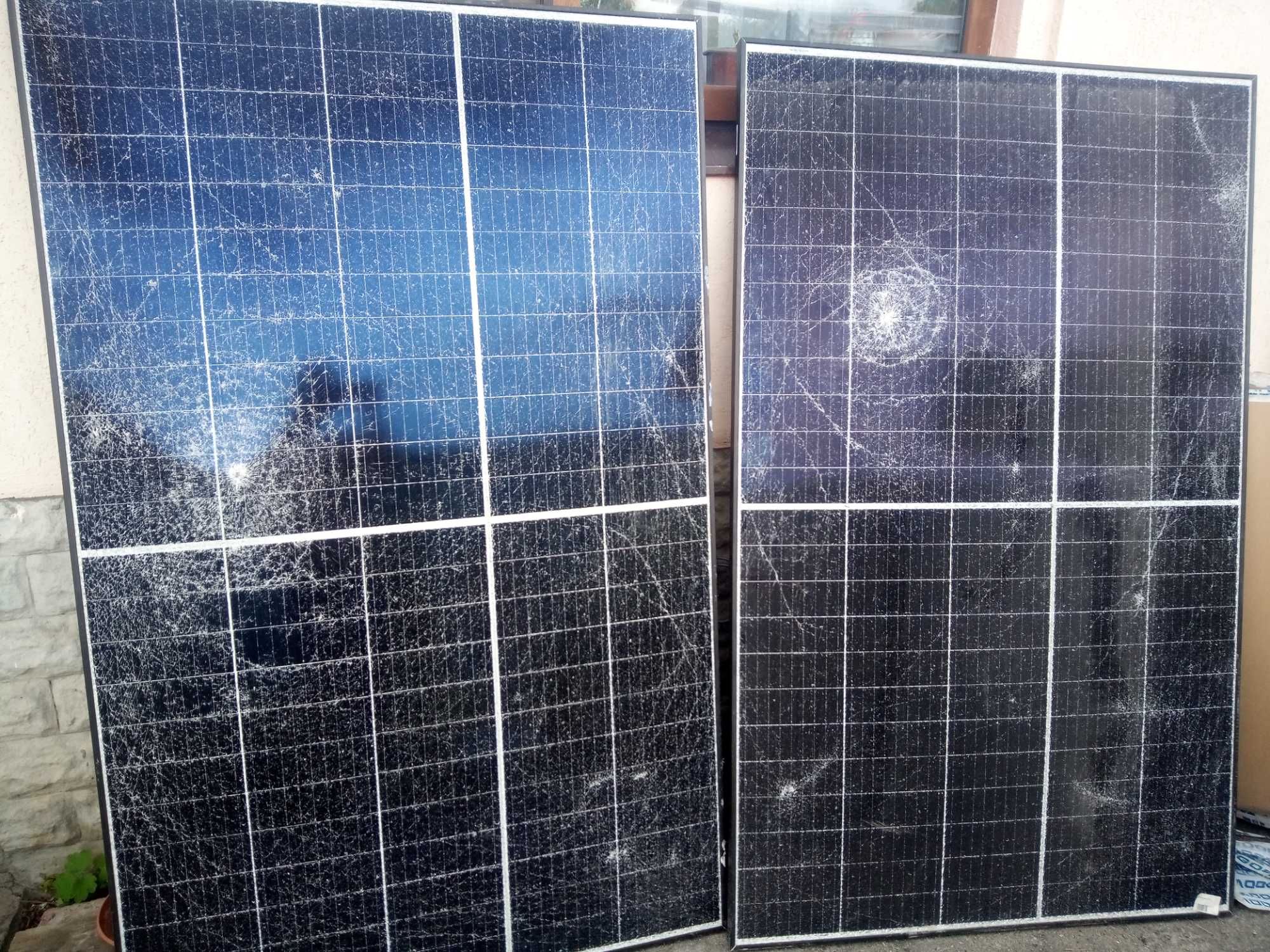 Две битые солнечные панели