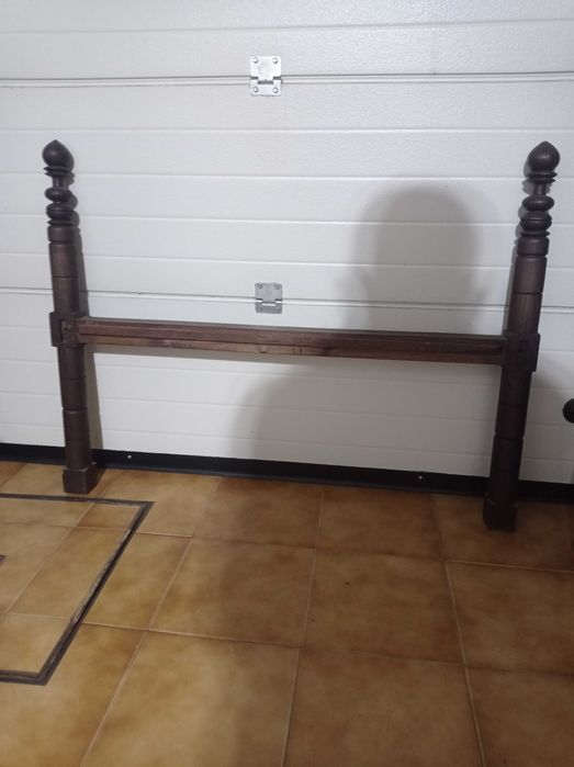 Cama de solteiro torneada em madeira maciça