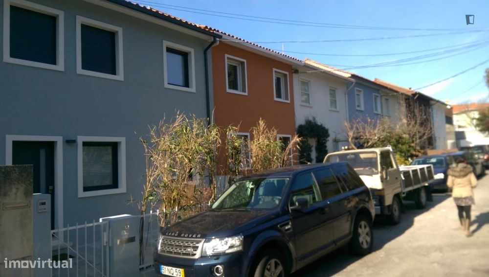 Quarto - localizado em Vermoim Porto