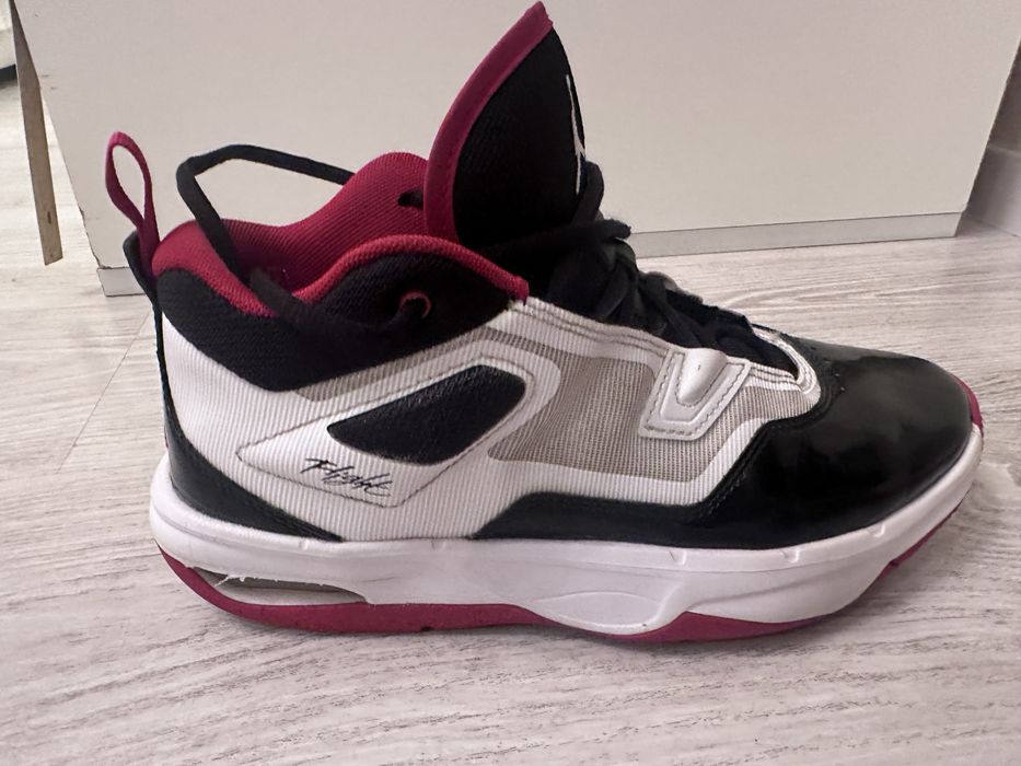 Jordan Stay Loyal 3 у біло-чорно-червоній кольоровій гамі