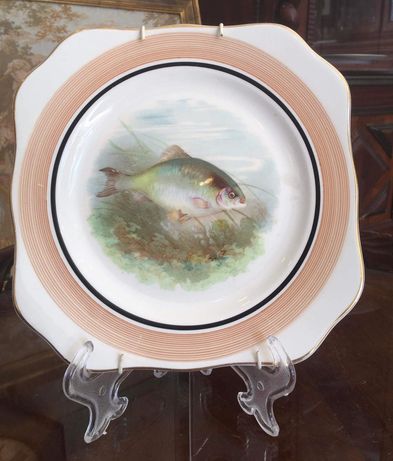 Prato decorativo oitavado porcelana inglesa motivo peixes.