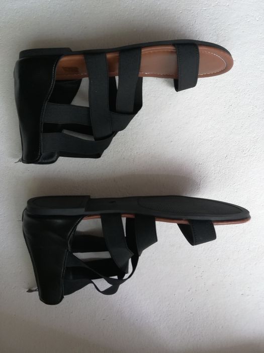 Czarne sandały z gumkami Na wysokie podbicie Na szerokie stopy Du